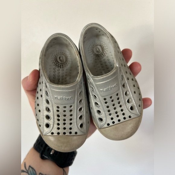 Silver Native Slip Ons Size 5 - Picture 1 of 6
